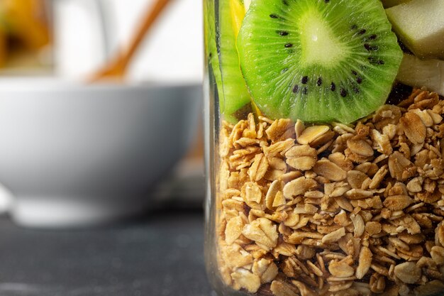 Comida saudável: mingau com frutas na mesa.