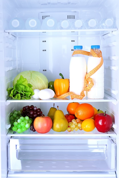 Comida saudável na geladeira. conceito de dieta