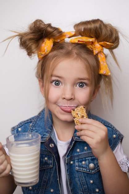 Comida saudável para crianças, amor, leite e barra de granola