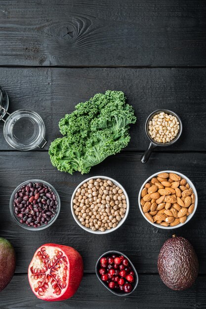 Comida saudável para fitness com reforço imunológico, vista superior com espaço para texto, em fundo preto de madeira