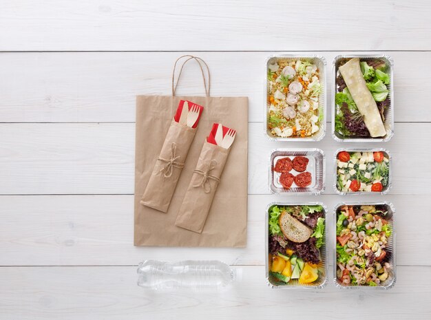 Foto comida saudável para levar em caixas, vista superior na madeira