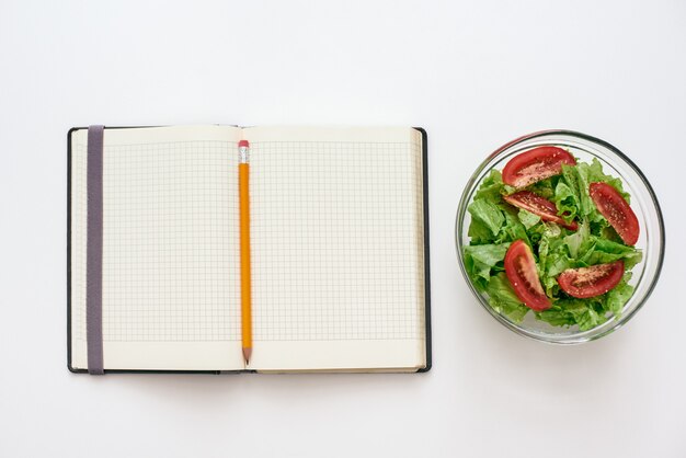 Comida saudável preparando vista superior do livro de receitas para receita de salada próxima