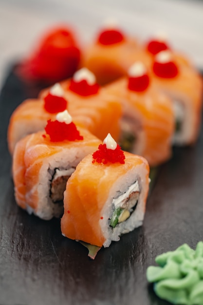 Comida saudável. Restaurante japonês. Rolo de sushi