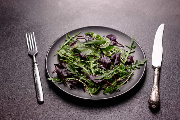 Comida saudável, salada com rúcula, espinafre, sangue de touros, folhas de beterraba e micro verduras.