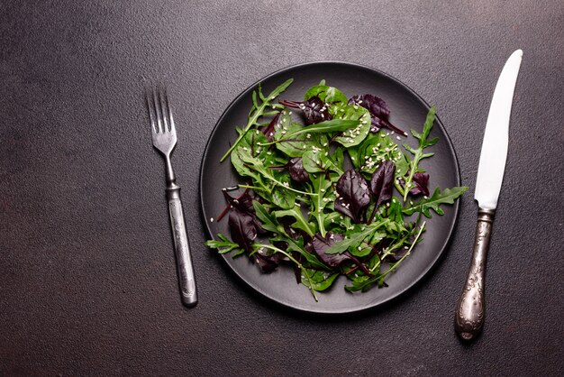 Comida saudável, salada com rúcula, espinafre, sangue de touros, folhas de beterraba e micro verduras.