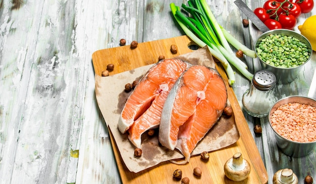 Comida saudável Salmão com legumes orgânicos frutas e nozes