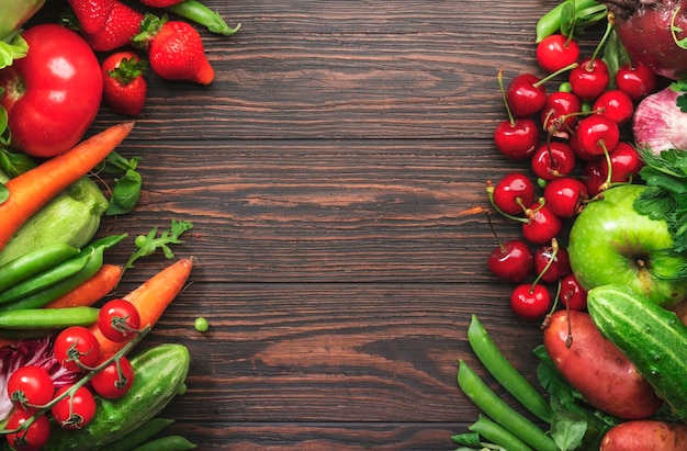 Comida saudável Variedade de frutas e bagas orgânicas frescas de verão no fundo da mesa de madeira