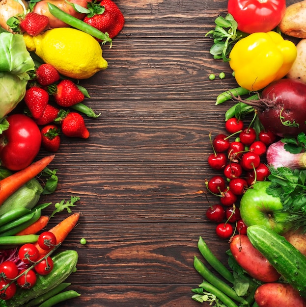 Comida saudável Variedade de frutas e bagas orgânicas frescas de verão no fundo da mesa de madeira