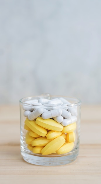 Foto comida suplementaria o medicina en un vaso.