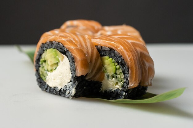 Comida de sushi japonesa de arriba. Maki ands roll con atún, salmón, camarones, cangrejo y aguacate. Vista superior de sushi variado, todo lo que pueda comer en el menú.