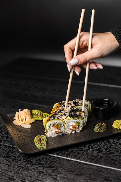 comida de sushi Maki ands rollos con atún, salmón, camarón, cangrejo y aguacate Vista superior de sushi variado Rollos de sushi de arco iris uramaki hosomaki y nigiri