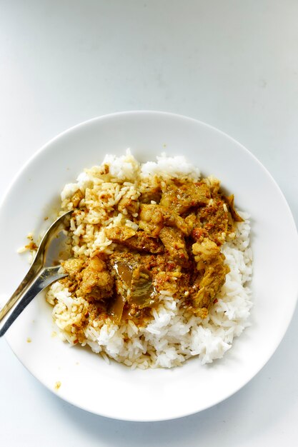 Comida tailandesa Arroz e Curry com carne de porco assada