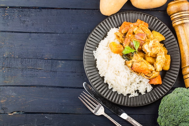 Comida tailandesa: arroz vegetal com curry caranguejo