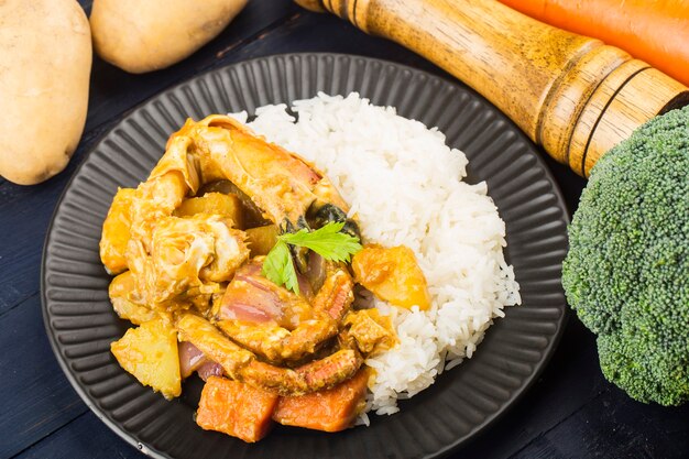 Comida tailandesa: arroz con verduras de cangrejo al curry