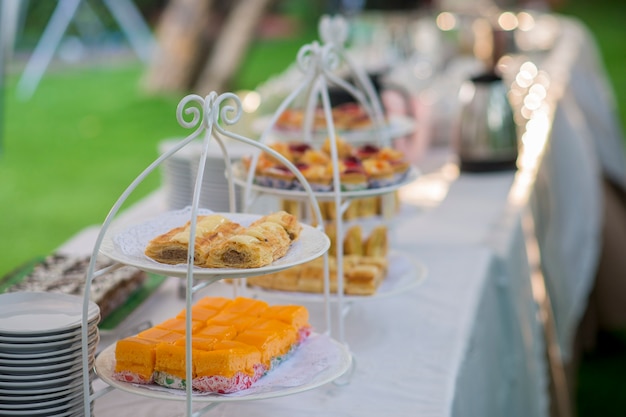 Comida tailandesa de la boda y decoración de la boda