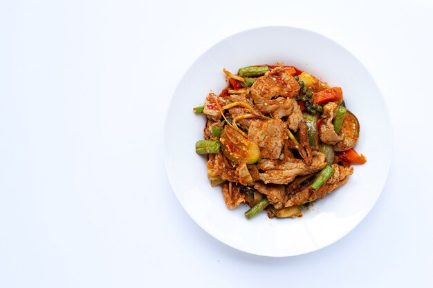 Comida tailandesa, carne de porco frita e picante com ervas