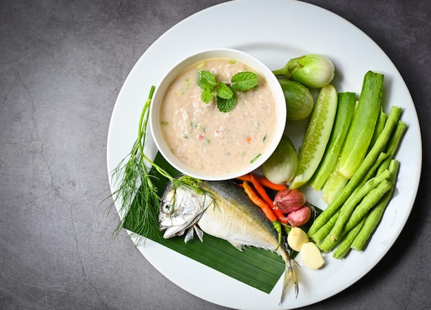 Comida tailandesa cavala cozinhar peixe cavala para cozido com pimenta chalota alho berinjela verde pepino legumes frescos na chapa branca farinha de peixe