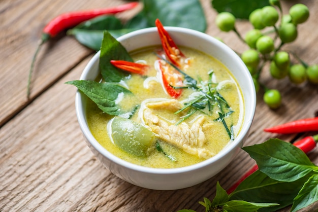 Comida tailandesa de frango com curry verde na tigela de sopa com ervas e especiarias vegetais de ingrediente