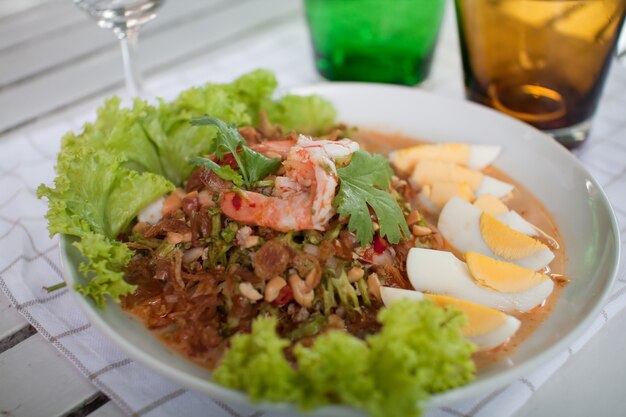 Comida tailandesa de la ensalada del camarón de la haba de ala