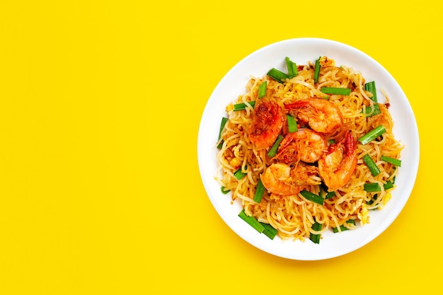 Comida tailandesa, fideos de arroz salteados (Pad Thai)