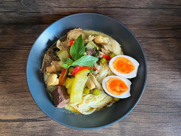 Comida tailandesa Frango com curry verde na mesa