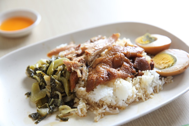 Comida tailandesa local coxa de porco estufada com arroz