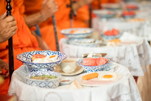 Comida tailandesa para monje en ceremonia de boda