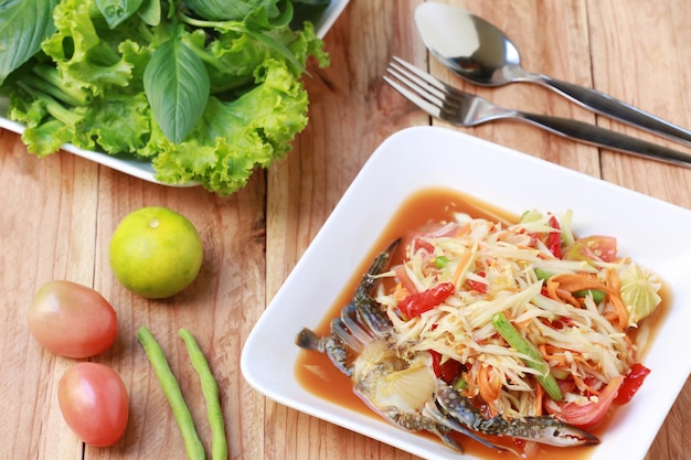 Comida tailandesa ou salada de mamão no sabor picante