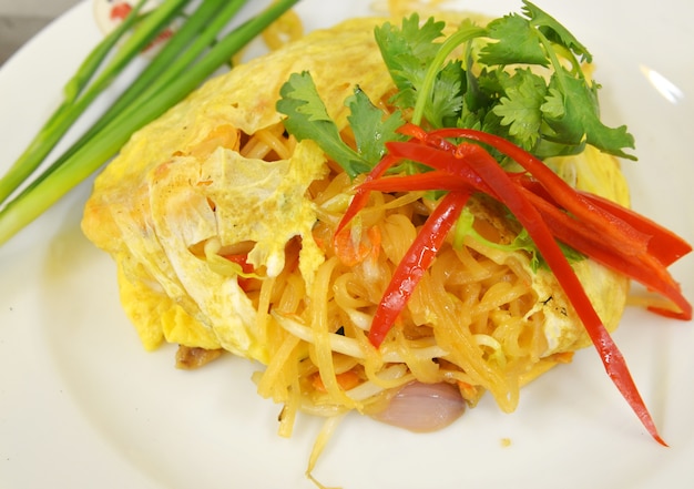 Comida tailandesa Pad thai, salteados fideos con gambas