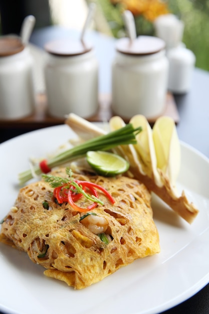 Comida tailandesa padthai fideos fritos con camarones