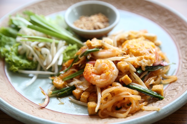 Comida tailandesa padthai macarrão frito com camarão