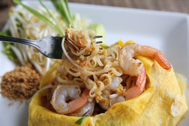 Comida tailandesa padthai macarrão frito com camarão