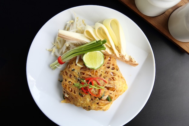 Comida tailandesa padthai macarrão frito com camarão