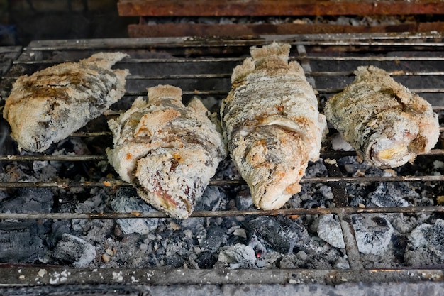 Comida tailandesa, pescado a la parrilla con costra de sal