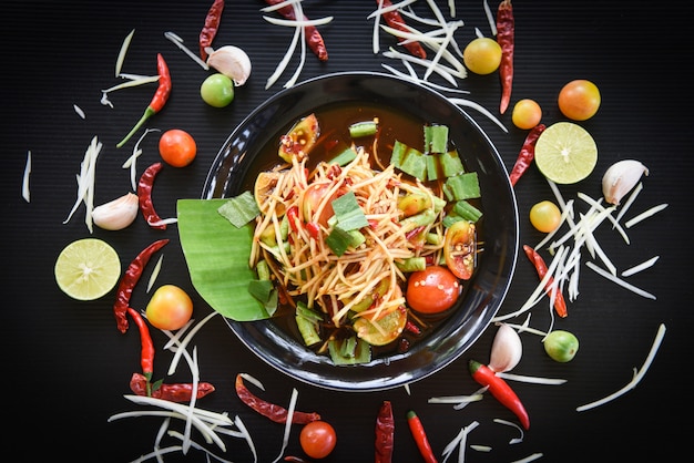 comida tailandesa picante de salada de papaia verde em cima da mesa