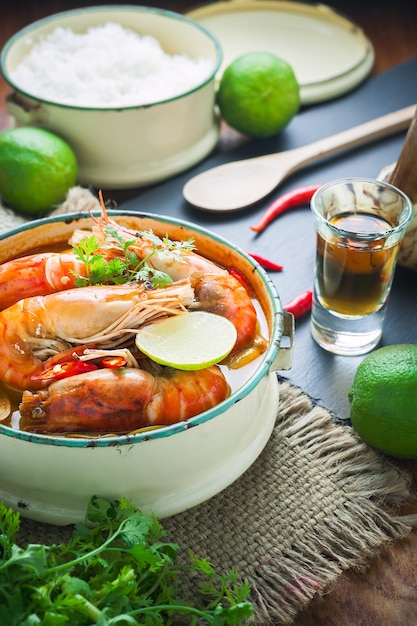 Comida tailandesa, sopa picante de gambas de río o goong de tom yum en la mesa de madera