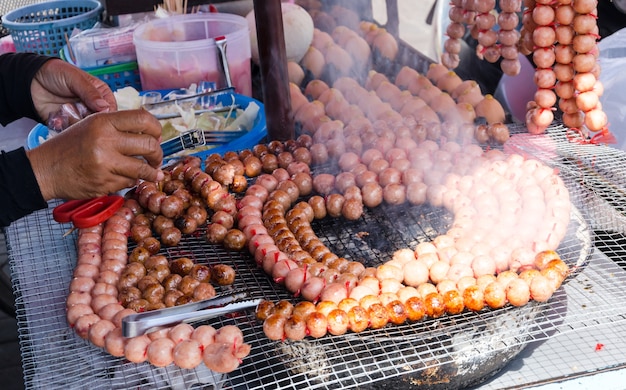 Foto comida tailandesa tradicional, linguiça de porco