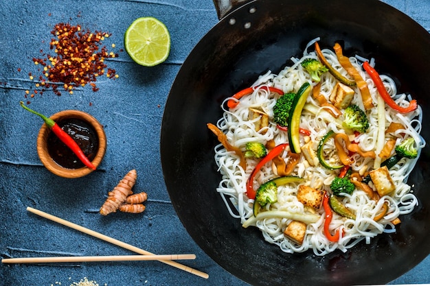 comida tailandesa vegetariana en una olla tradicional lista para comer