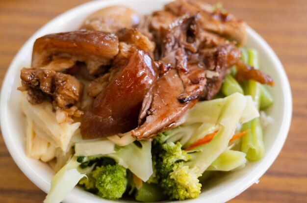 Comida taiwanesa de arroz con codillo de cerdo en un recipiente en la mesa