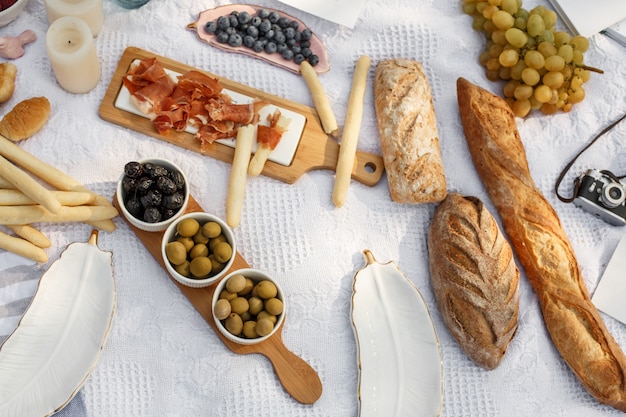 Comida tendida en una manta de picnic