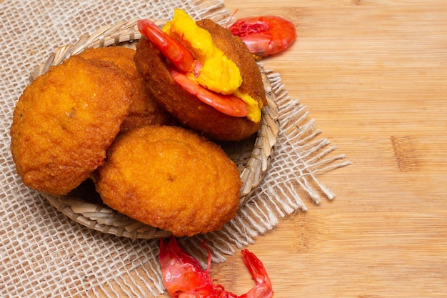 Foto comida típica de bahía llamada acaraje rodeada de camarones