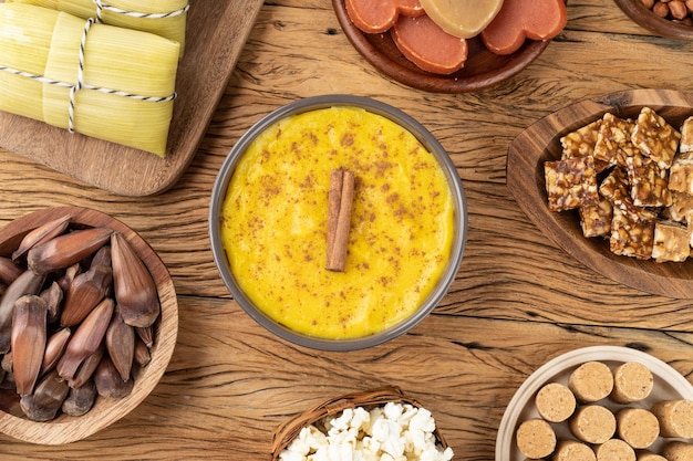 Comida típica brasileña del festival de junio sobre mesa de madera Festa junina