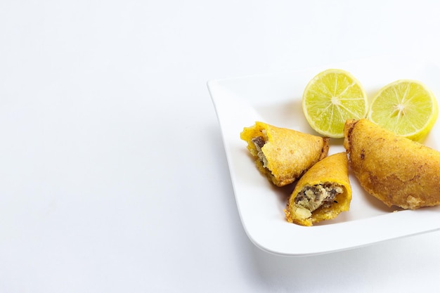 Comida típica colombiana empanada de milho com molho picante e limão com espaço de cópia