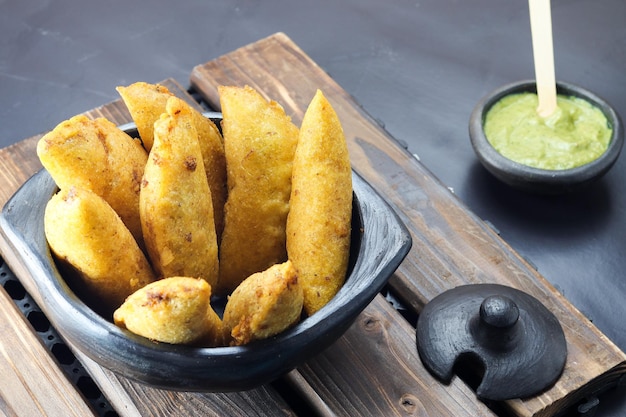 Comida típica colombiana empanada de milho com molho picante