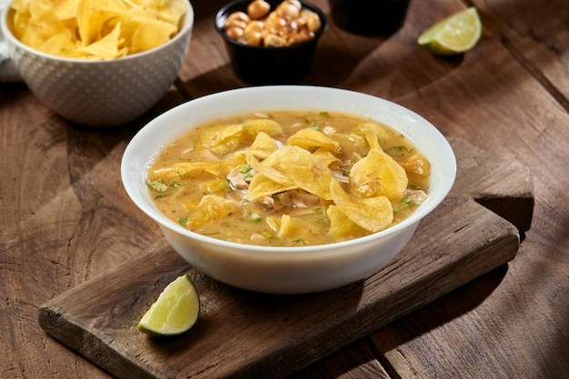 Comida típica Delicioso ensopado de peixe encebollado do Equador, comida tradicional.