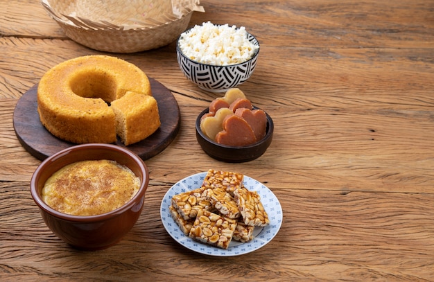 Comida típica do festival de junho. festa junina com espaço de cópia.