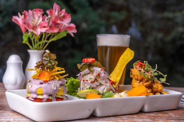 Comida típica do peru, ceviche de peixe branco. à mesa de um restaurante peruano.