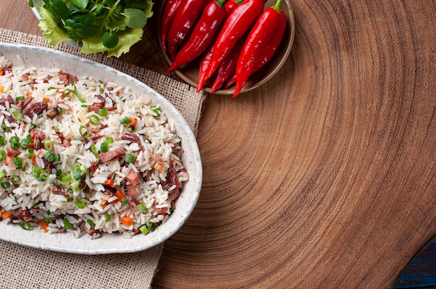 Comida típica do sul do Brasil, feita com arroz, carne-seca, linguiça calabresa, bacon e cenoura