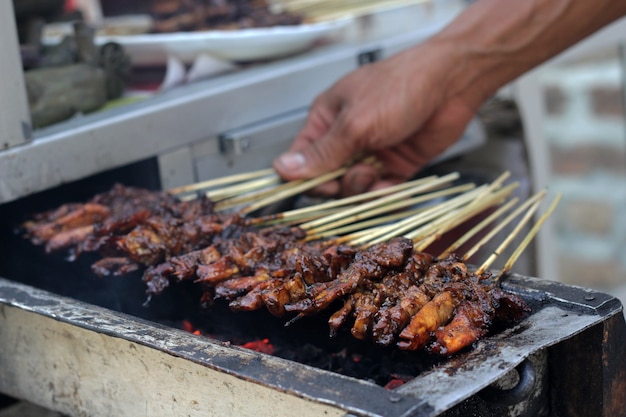 comida típica de Indonesia hecha de carne de pollo cocida al quemar.