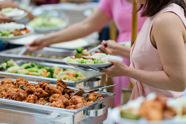 Comida tipo buffet, comida de catering en el restaurante, mini canapés, bocadillos y aperitivos.